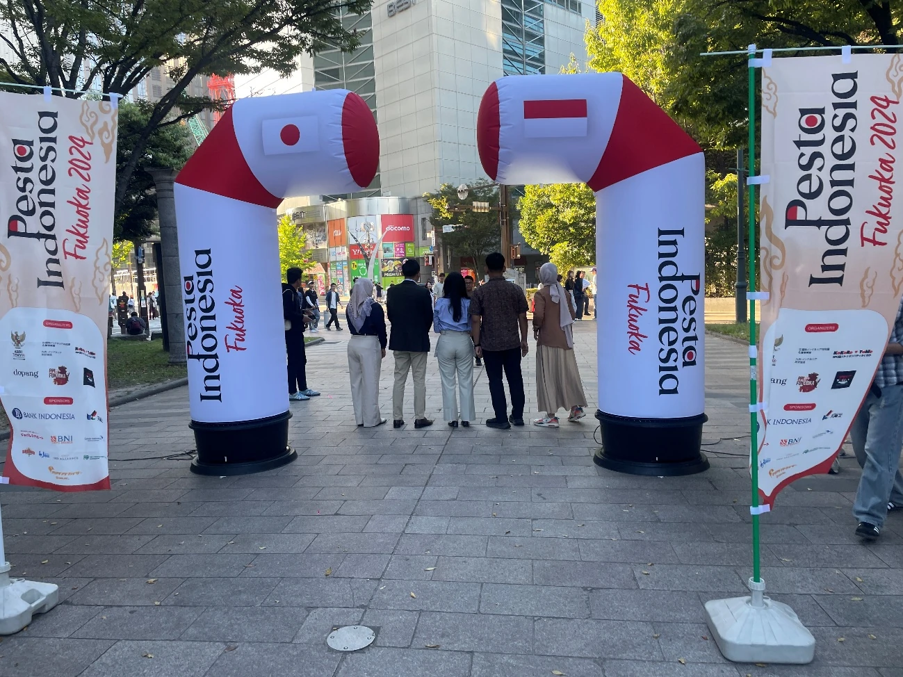 Pesta Indonesia Fukuoka 2024の入口に設置された分離型エアアーチの製作事例