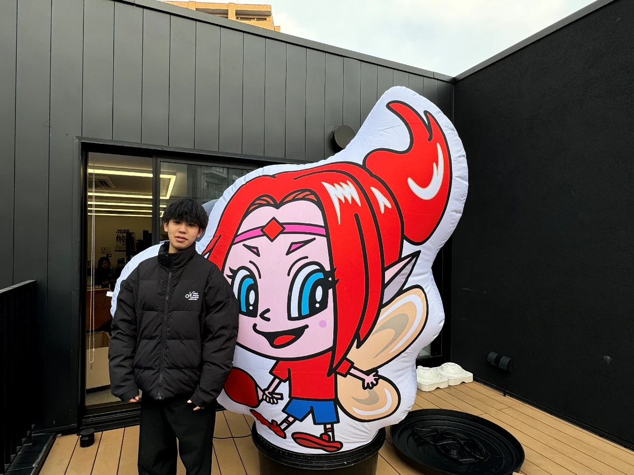 キャラクター型の2Dマスコットエア看板と人物が並んだ製作事例