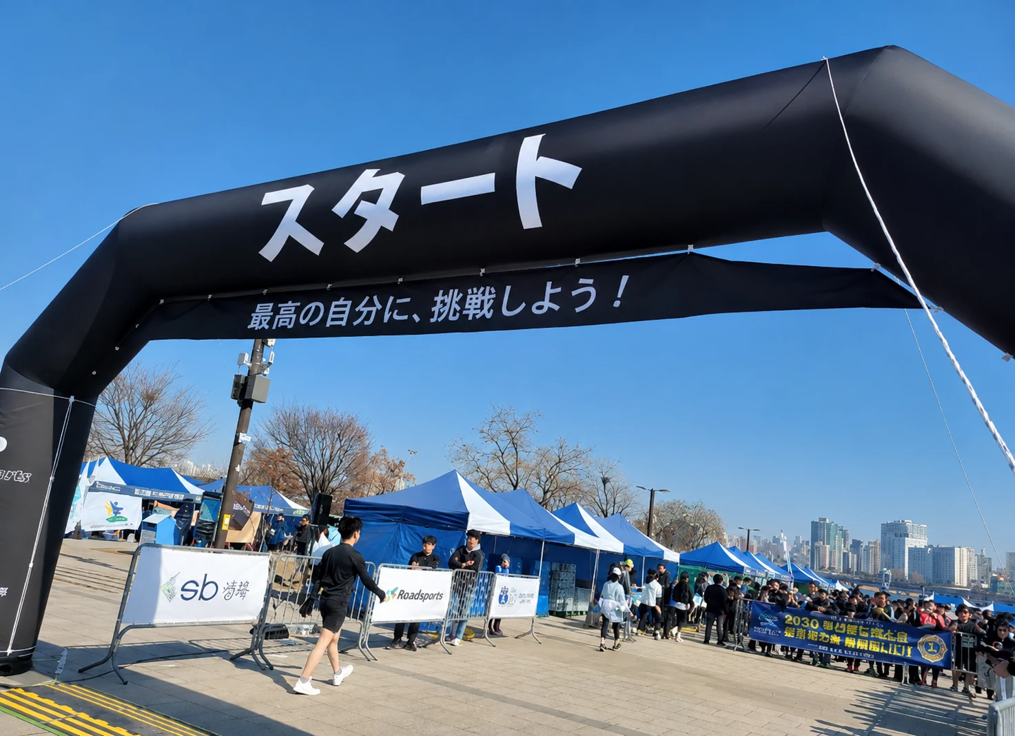 BILLOWSのイベント入口に設置されたスタート用エアアーチ