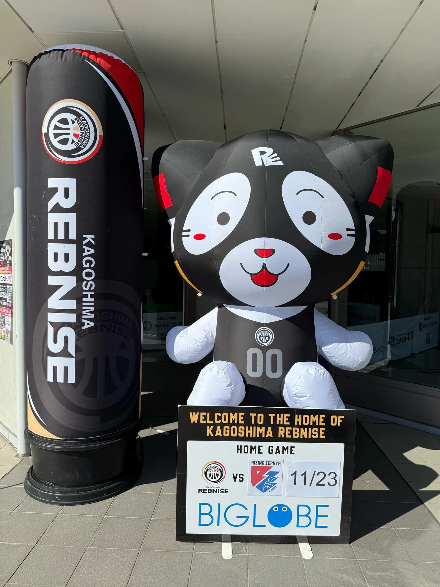 スポーツ会場に設置したマスコット型エア看板の実例写真