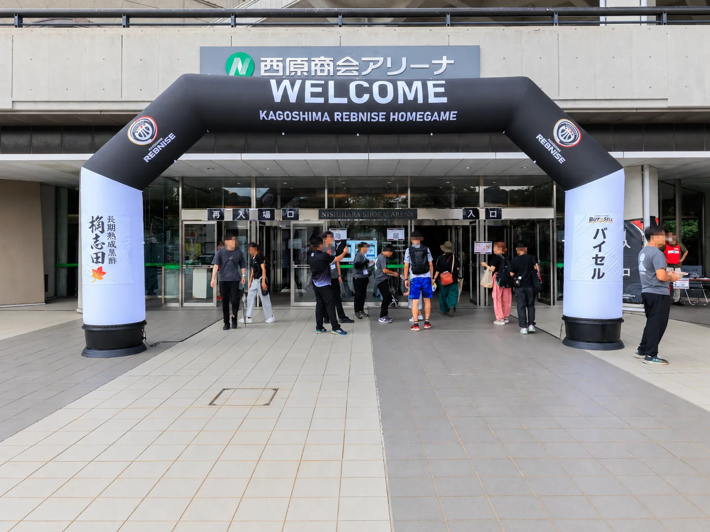 イベント会場入口に設置されたエアアーチの実例写真