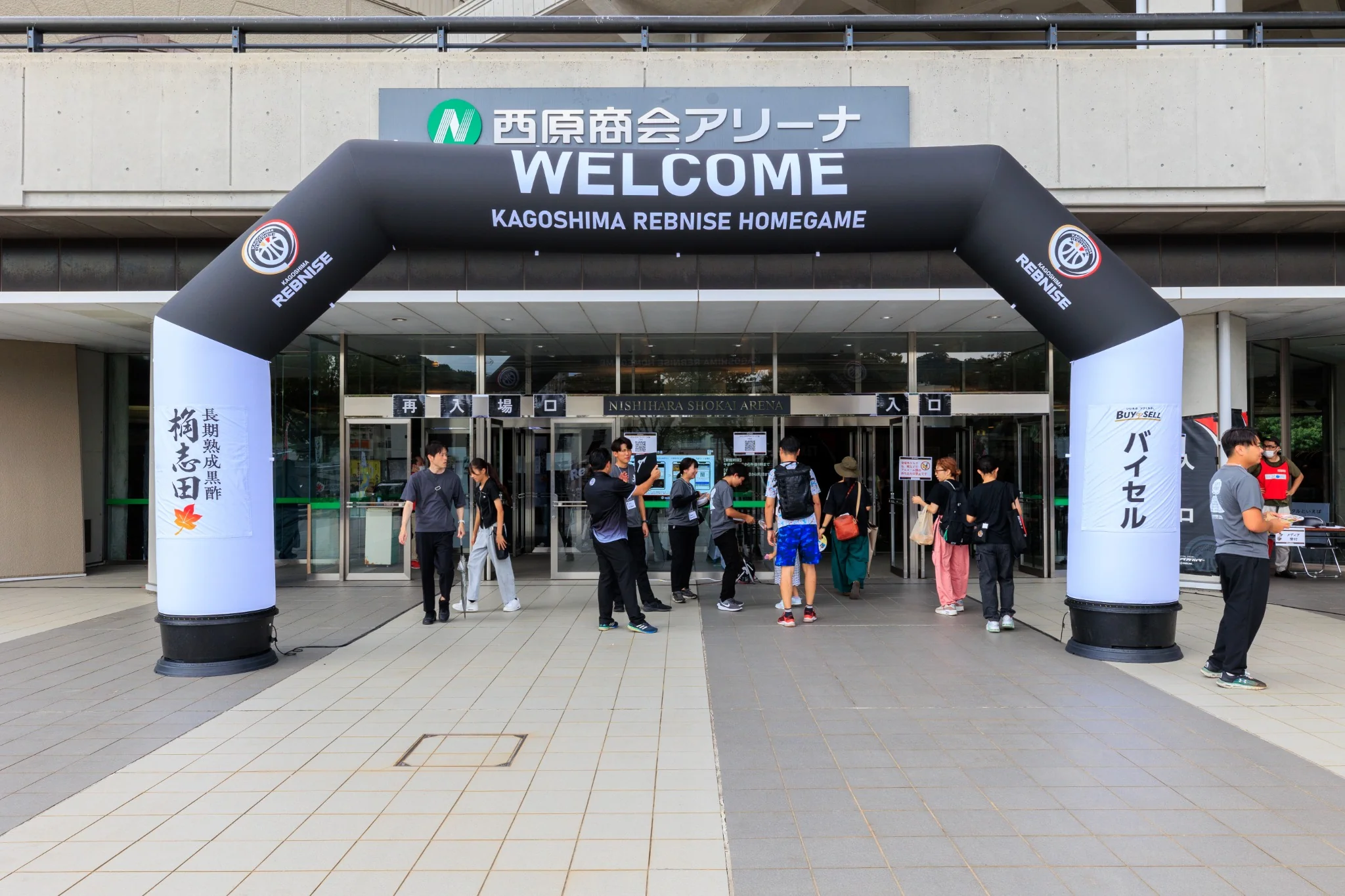 鹿児島レブナイズのホームゲームで会場入口に設置された大型エアアーチとスポーツイベント装飾