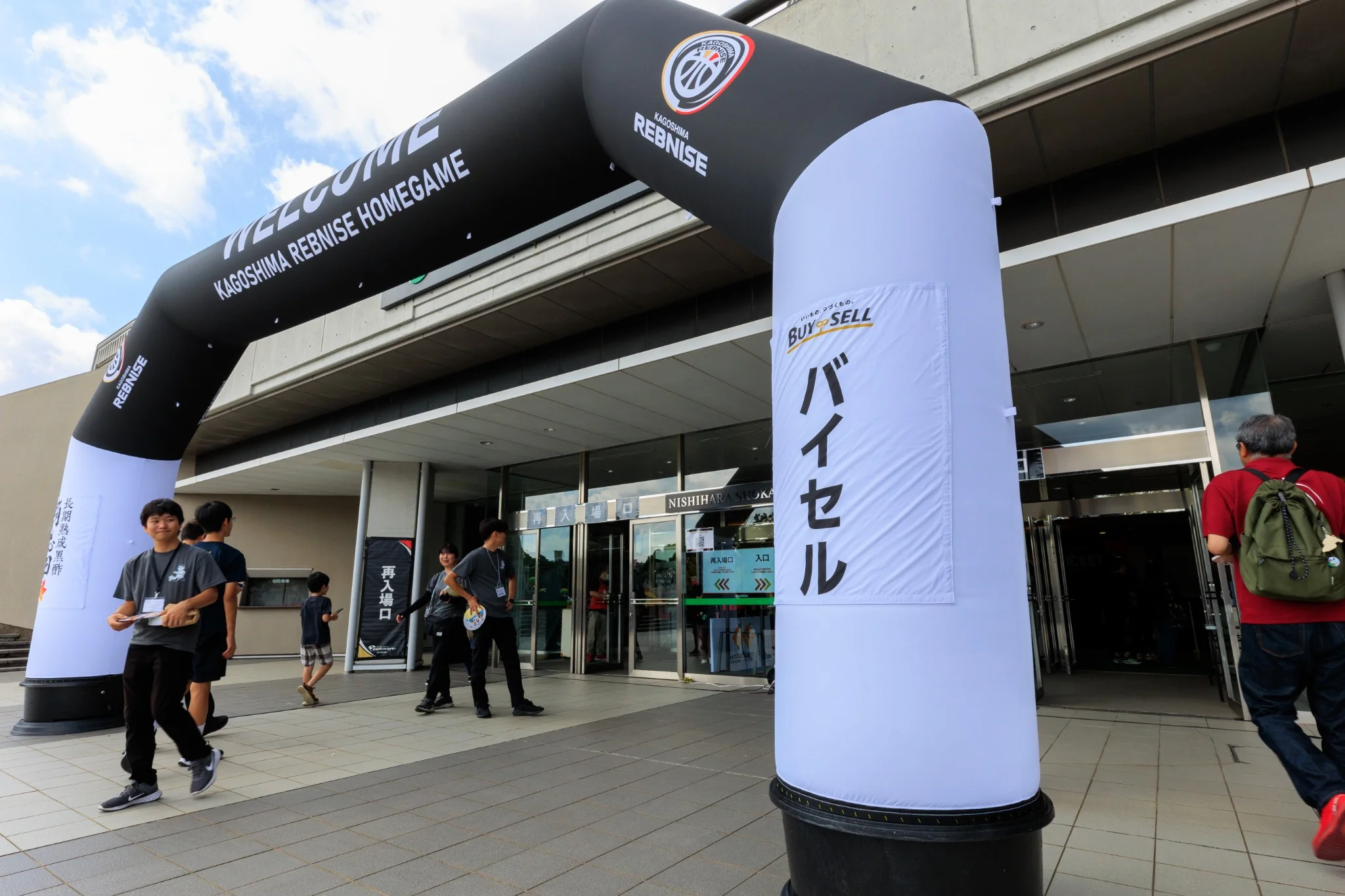鹿児島レブナイズのホームゲーム会場でエアアーチに設置されたスポンサー広告パネル
