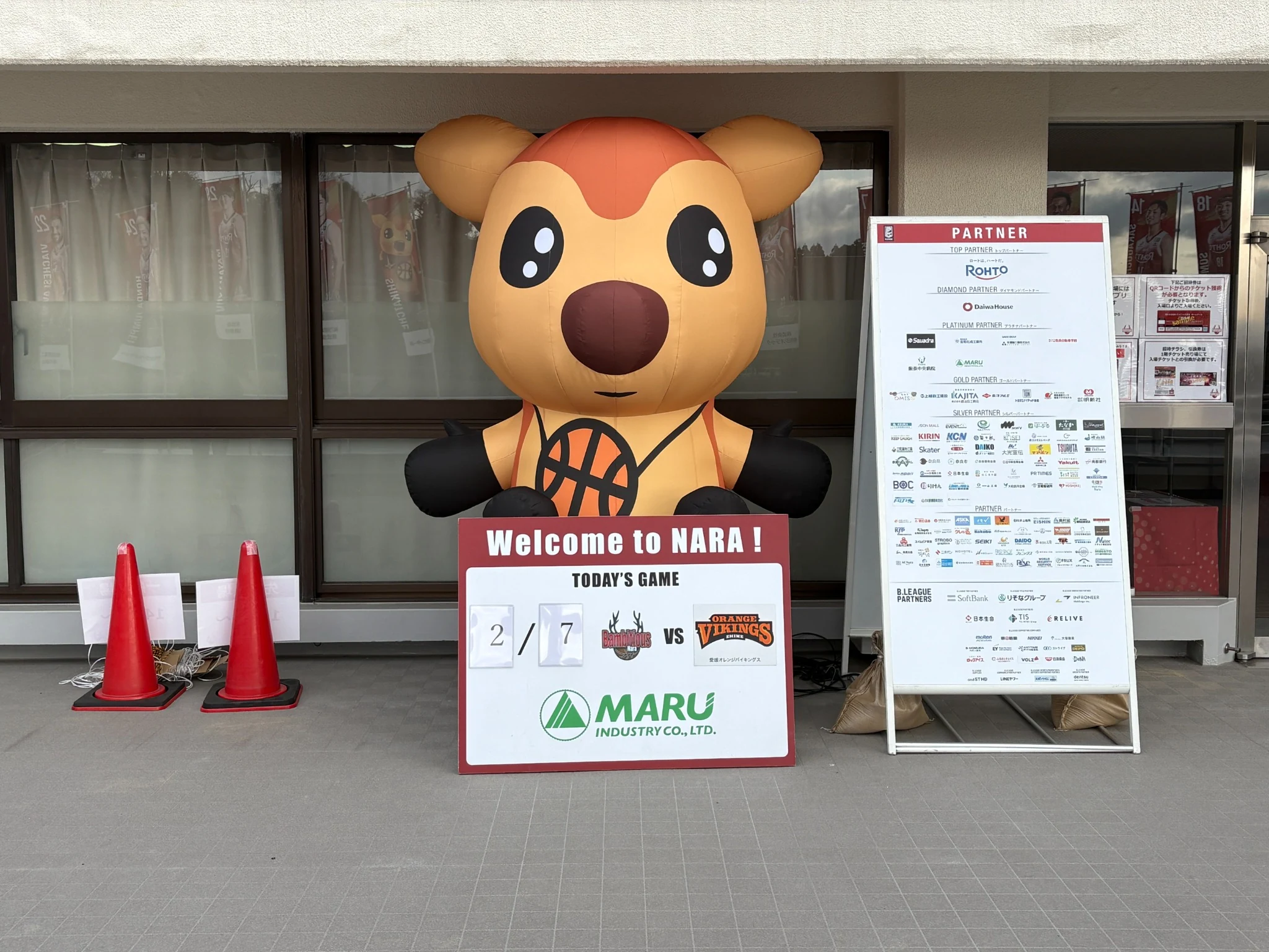 バンビシャス奈良の試合会場に設置された奈良シカッチェの大型エア看板
