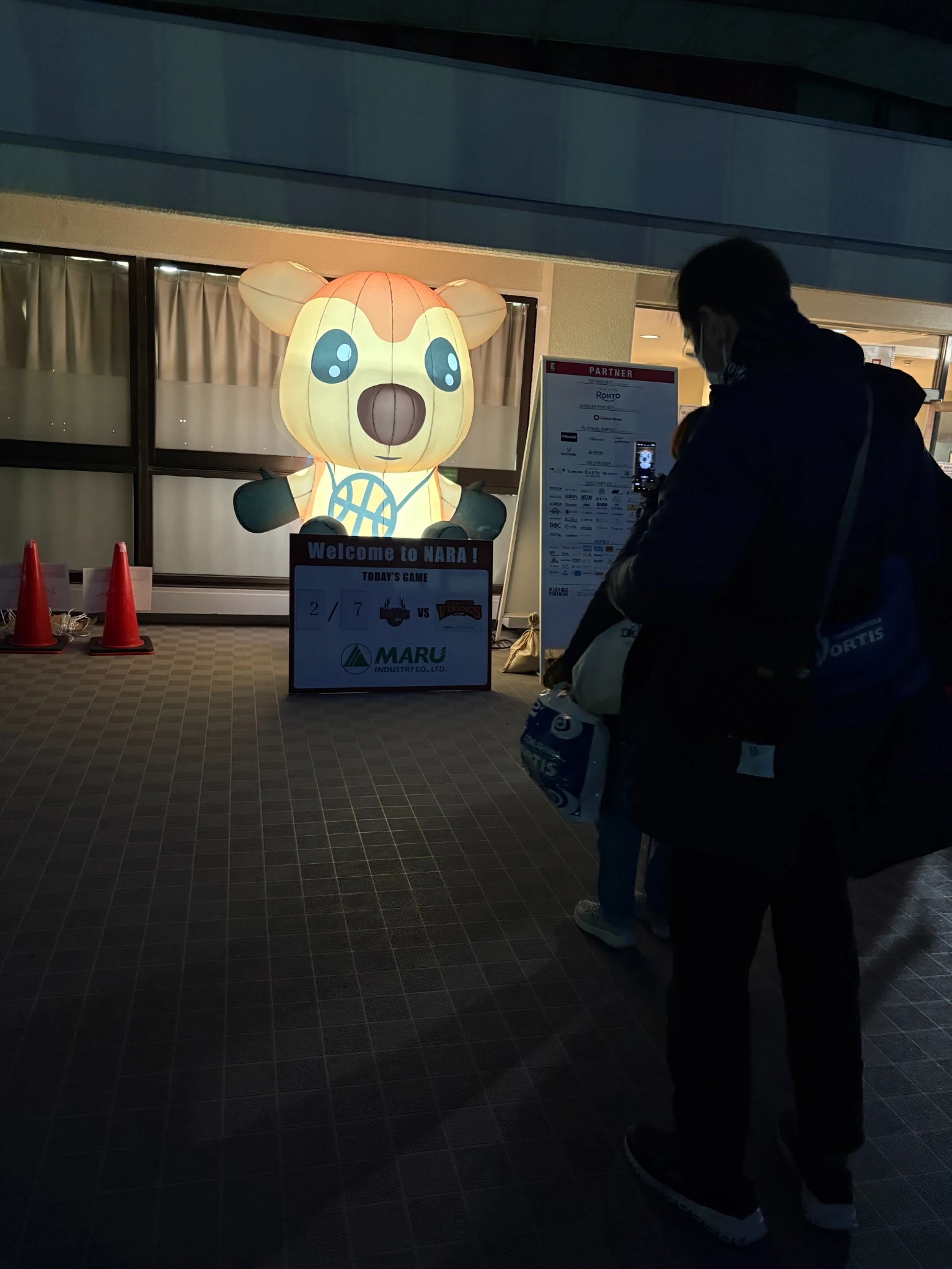 来場者が撮影する奈良シカッチェの光るエア看板フォトスポット